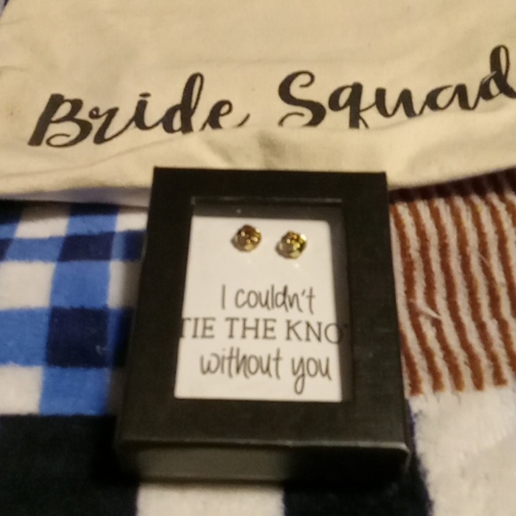 Bride bundle make up bag and earrings - Picture 2 of 3